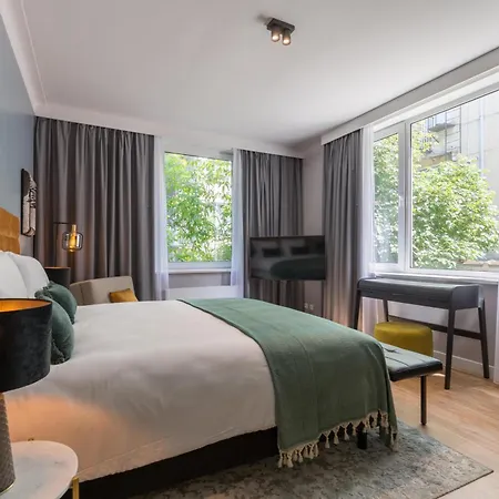 Leonardo The Plaza 4*